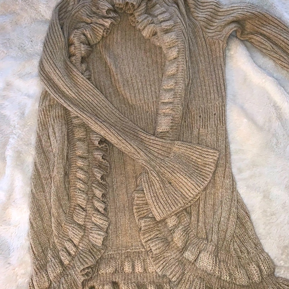 Cozy open sweater with bell sleeves and ruffled edges
